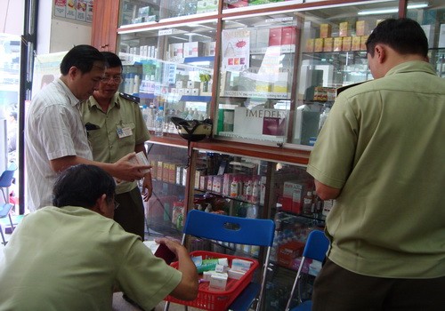 HCM City Market management inspectors check drugs at an outlet of My Chau at 338 Le Van Sy Street, district 3 on Jan. 8, 2009 ( Photo: Tuoi tre)